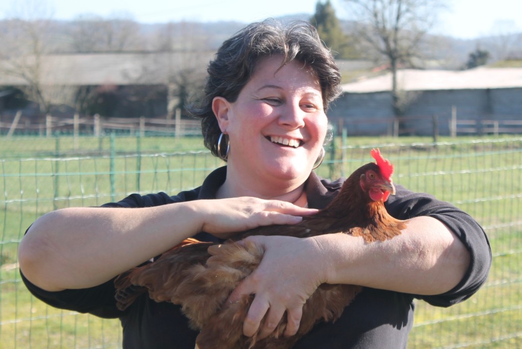 Sandrine Flament avec une poule