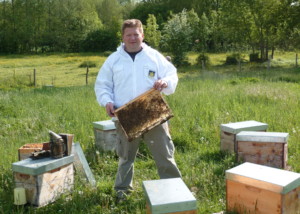 Sébastien Véron avec ses ruches